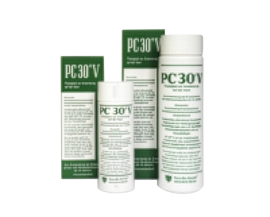 Vier grün-weiße Produktverpackungen des Produkts PC30 V für medizinische Hautpflege.