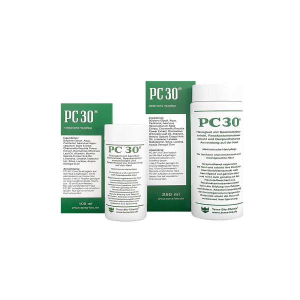 Vier grün-weiße Produktverpackungen des Produkts PC30 für medizinische Hautpflege. Links eine 100-ml-Packung, rechts eine größere 250-ml-Packung. Auf den Verpackungen steht PC30 und Hinweise zu Inhaltsstoffen und Anwendung.