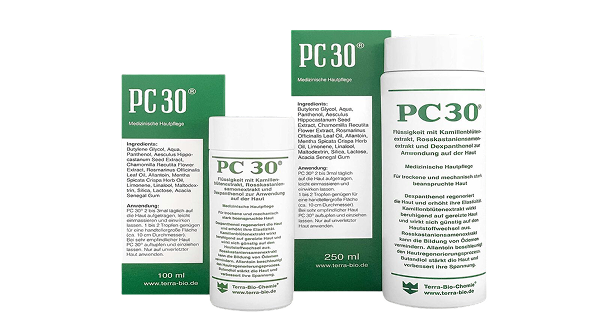 Vier grün-weiße Produktverpackungen des Produkts PC30 für medizinische Hautpflege. Links eine 100-ml-Packung, rechts eine größere 250-ml-Packung. Auf den Verpackungen steht PC30 und Hinweise zu Inhaltsstoffen und Anwendung.